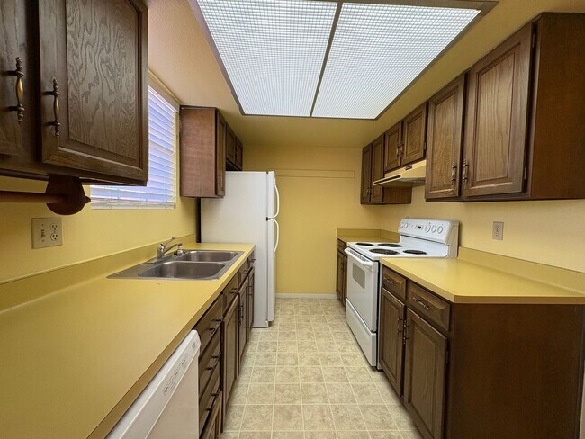 Building Photo - Mesa 2 Bedroom 1 Bath in Triplex Building