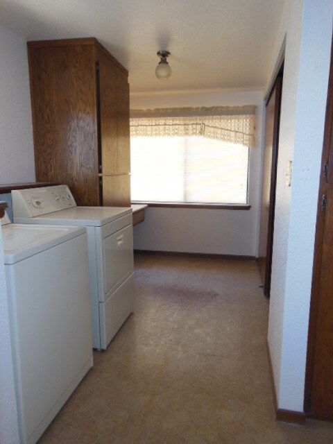Building Photo - Mid Century Cutie on 2.5 Acres