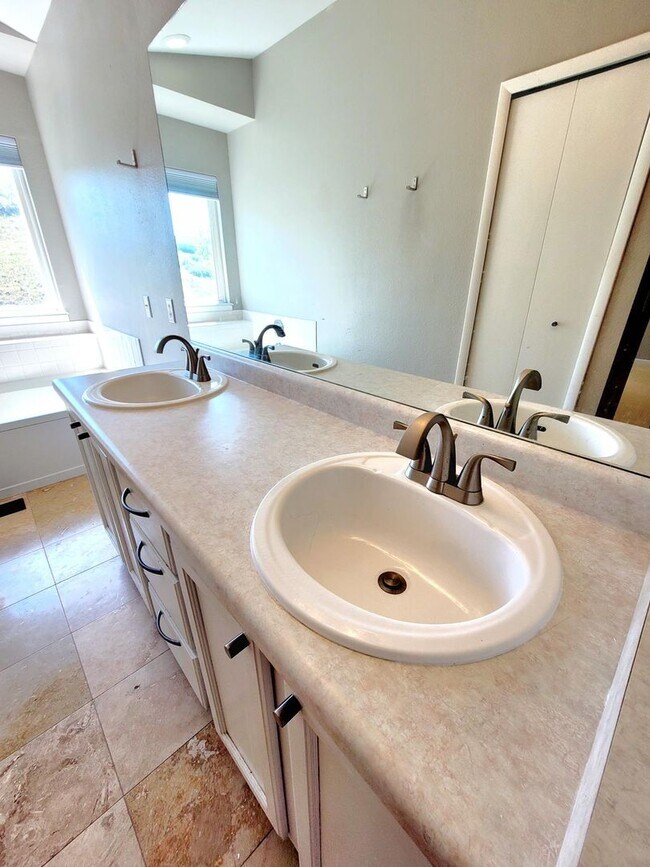 Building Photo - Well maintained 4 bedroom home on west side!