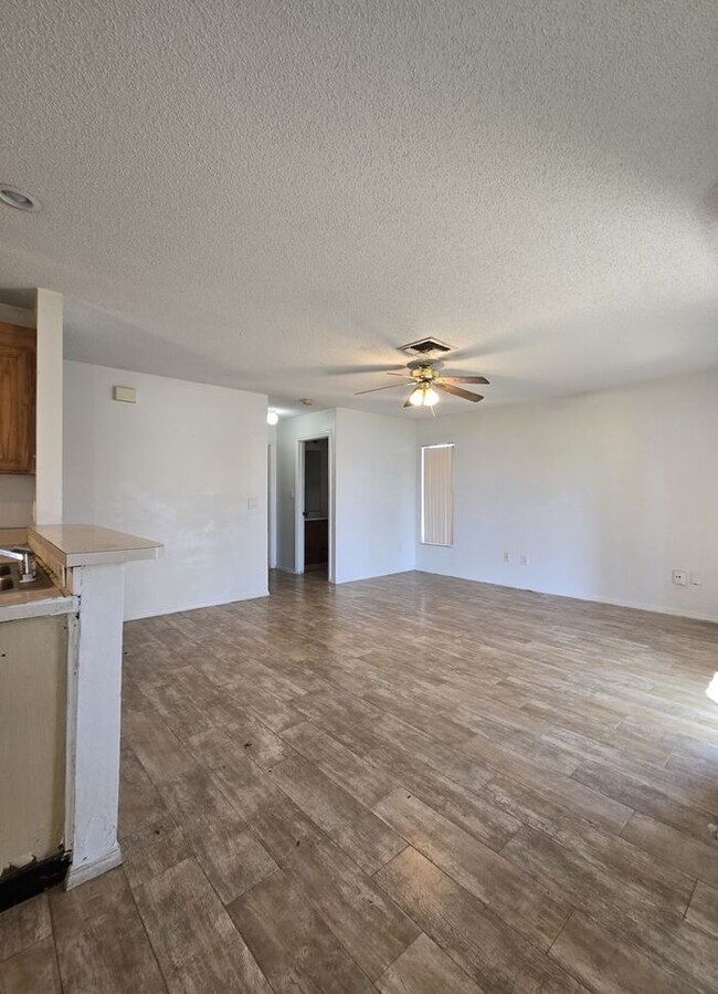 Primary Photo - Large 4 Bedroom 2 & 1/2 Bath - 2 story Hom...