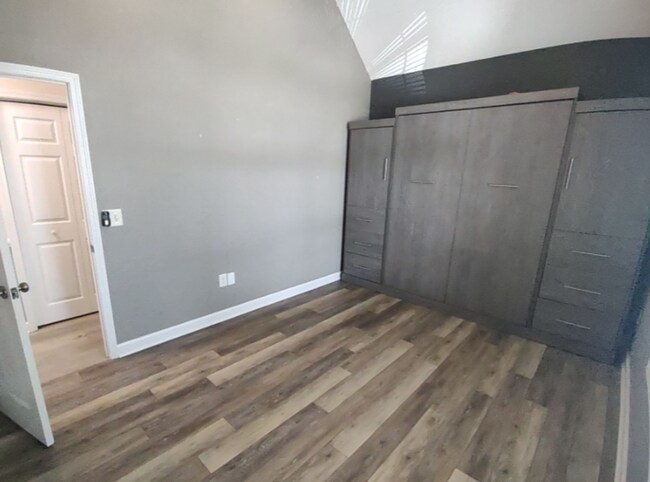 Building Photo - SPACIOUS WATERFRONT 3 bed/3.5 bath with lo...