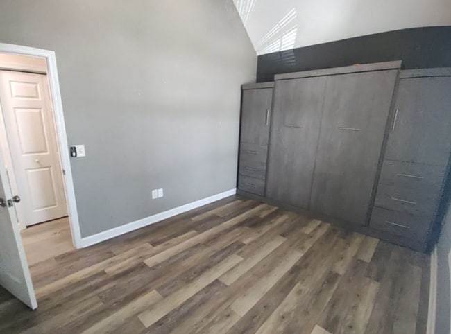 Building Photo - SPACIOUS WATERFRONT 3 bed/3.5 bath with loft/flex space