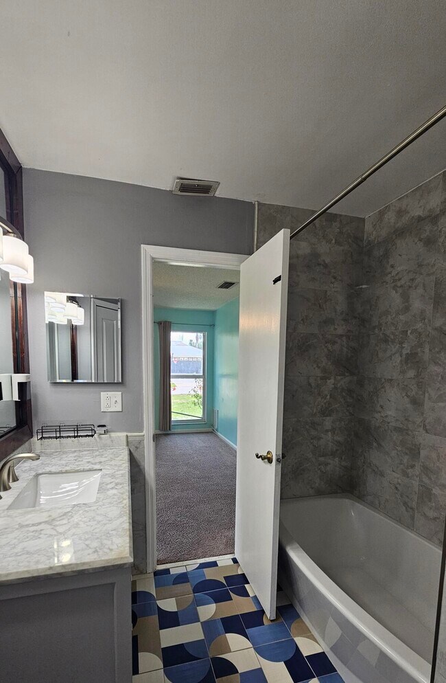 Building Photo - 12157 Sycamore Ln