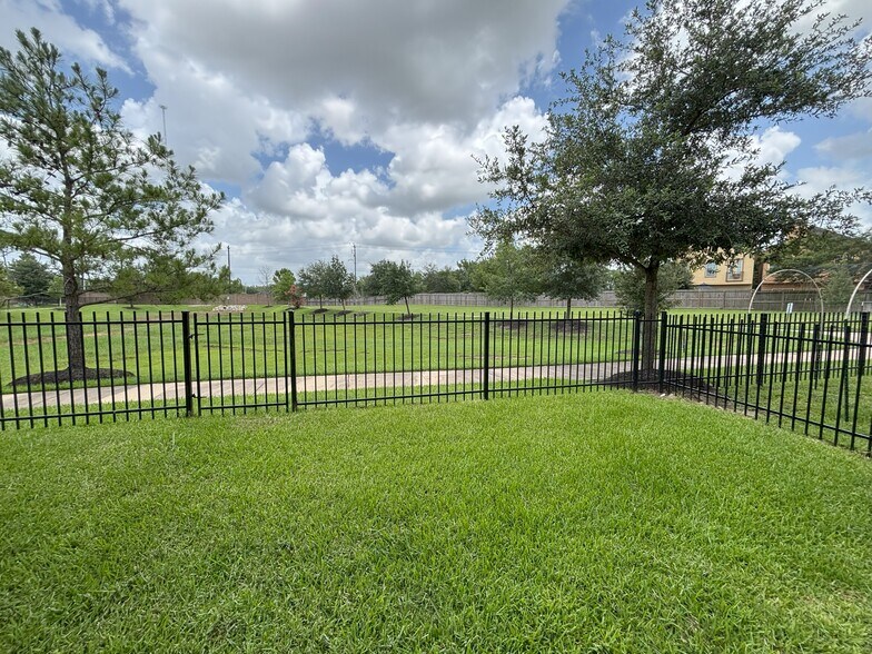 Building Photo - 9611 Knights Station Dr