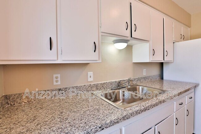 Building Photo - 2110 S Granada Dr