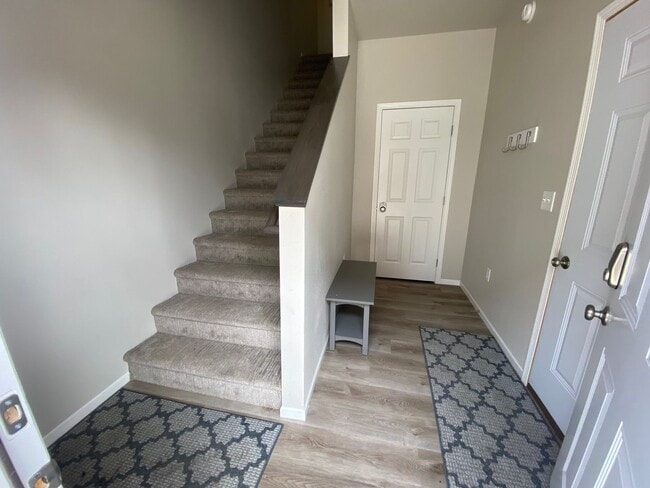 Building Photo - Modern 3 Bedroom 2 Bathroom Townhome