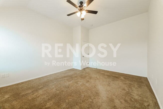 Building Photo - 1096 Oakbrook St