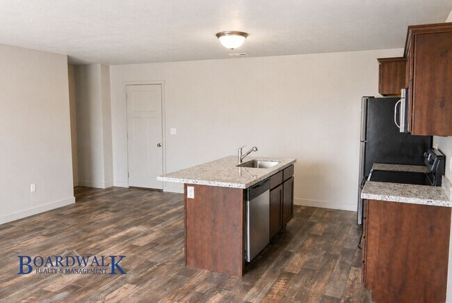 Building Photo - Large Herriman 3 Bed 2 Bath Town Home!