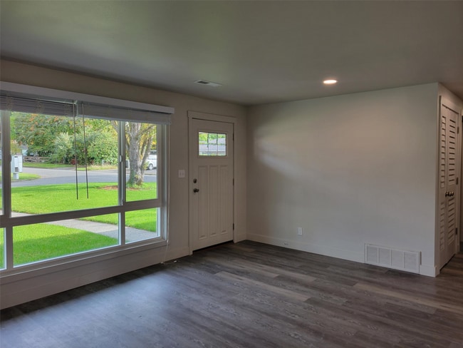 Building Photo - NEWLY REMODELED CORNER LOT IN RENTON