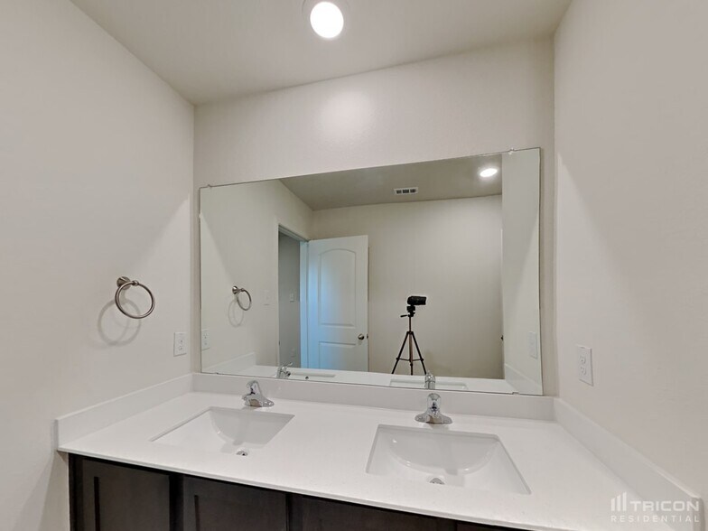 Building Photo - 106 Palomino Bnd Dr