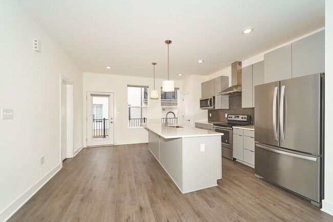 Building Photo - Like New Townhome With Your Own Rooftop Vi...