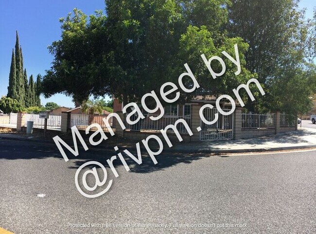 Building Photo - MOVE IN NOW!