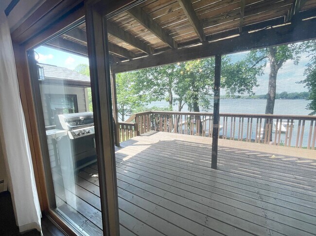 Building Photo - 3010 Fairview Rd SW