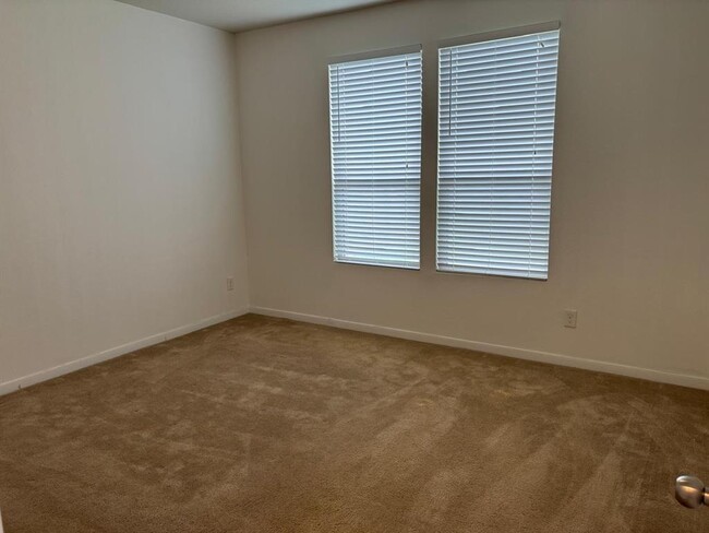 Building Photo - 2711 Skyview Long Dr
