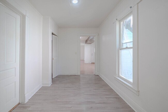 Building Photo - 819 Oakland Dr