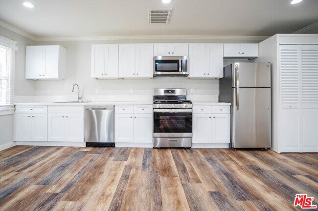 Building Photo - 1131 N Sierra Bonita Ave