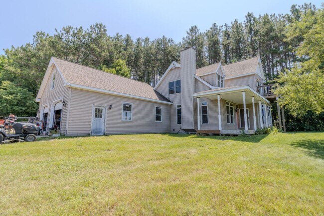 Building Photo - Empire Hilltop Retreat