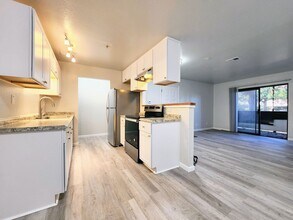 Building Photo - 3 Bedroom M Section Condo FOR RENT !