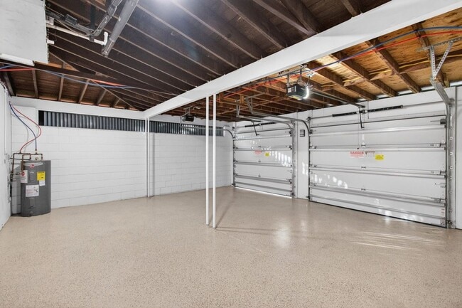 Building Photo - 2 BEDROOMS 1 BATHROOM!