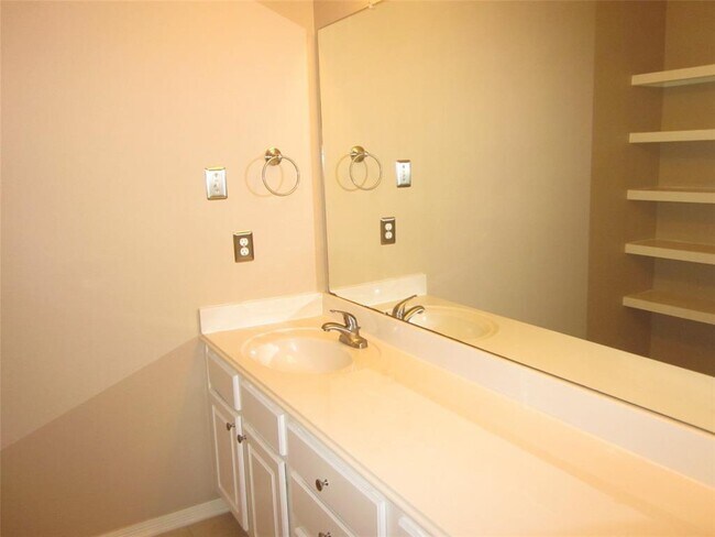 Building Photo - 8406 Oak Villa Ct