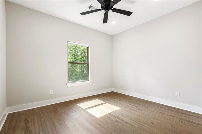 Building Photo - 19 Theale Ln