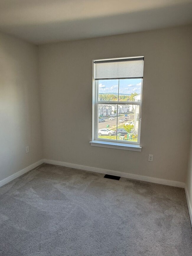 Building Photo - THREE BEDROOM/ END OF ROW TOWNHOME in Sout...