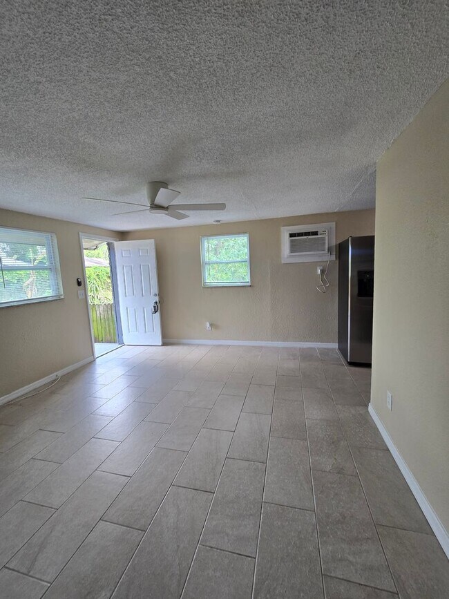 Building Photo - 2 BEDROOM 1 BATH NEAR USF