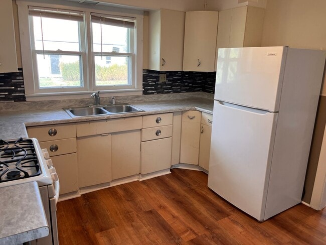 Building Photo - For Rent: Charming Newly Renovated 2-Bedro...