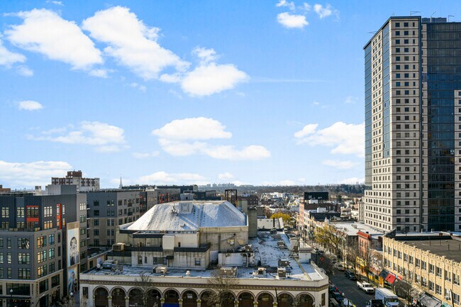 Building Photo - 25 Leroy Pl
