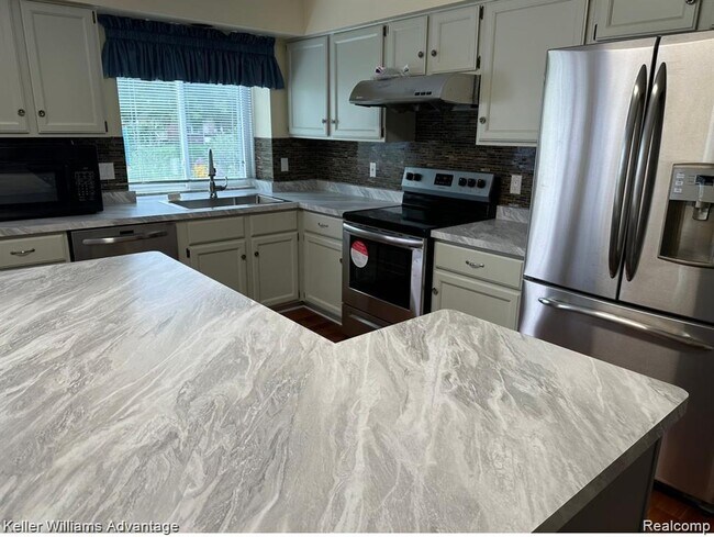 Building Photo - 45655 Larchmont Dr