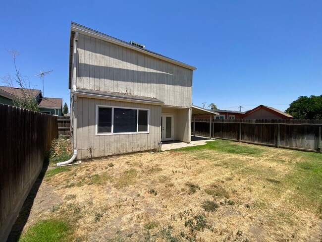 Building Photo - North Visalia Townhome Available Now
