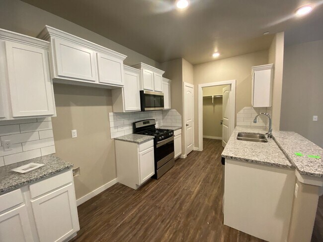 Building Photo - 3 bedroom 2 bath 2 car duplex available in Bethany!