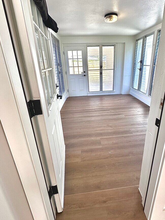 Building Photo - 1050 Nokomis St