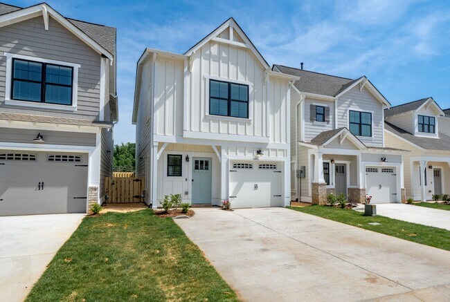 Building Photo - Spacious 3 Bedroom Home with Fenced Backyard