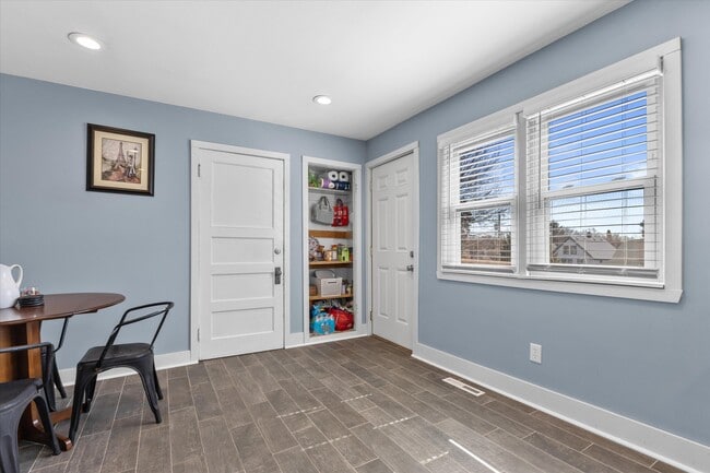 Building Photo - 311 E Rosedale Ave