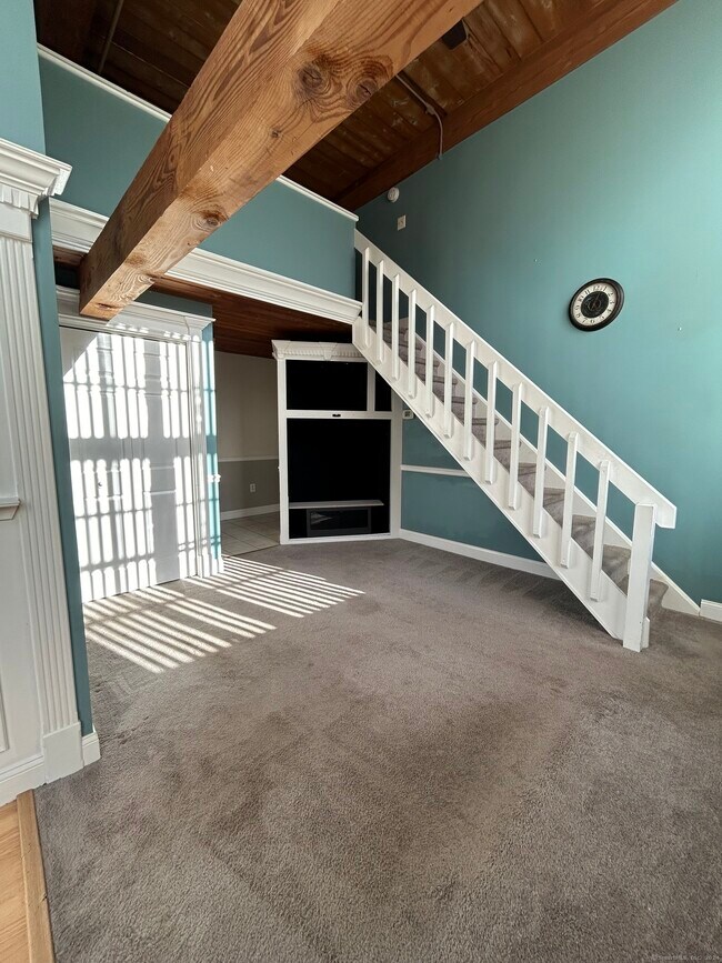 Building Photo - 839 Main St