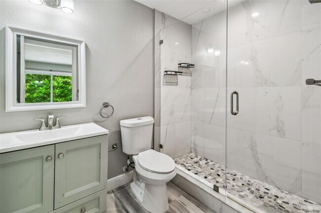 Building Photo - 6005 Lakeside Dr