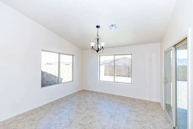 Building Photo - El Rancho Encantado
