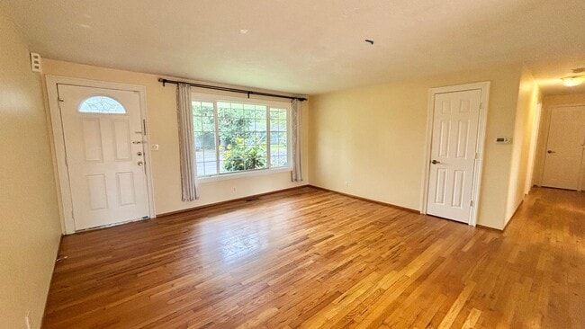 Building Photo - 1/2 Month Free - Charming Single-Level Home with Spacious Yard & Easy Portland Access