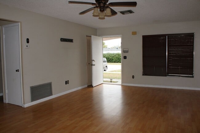 Building Photo - A charming 2-bedroom, 2-bathroom home located in the vibrant community of Spring Hill