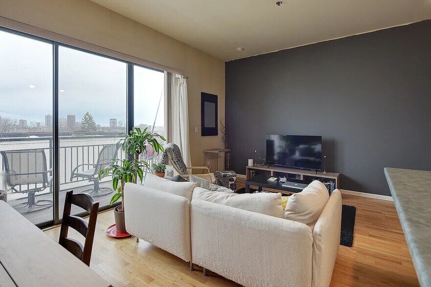 Building Photo - 1924 N Hubbard St