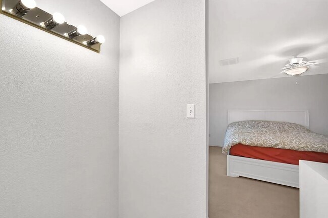 Master Bedroom - 1687 W Sam Houston Pky S