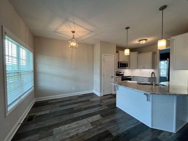 Building Photo - 557 Dexter Dr