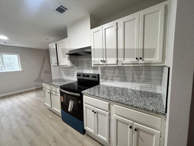 Building Photo - Beautifully updated 3-bedroom, 2-bathroom