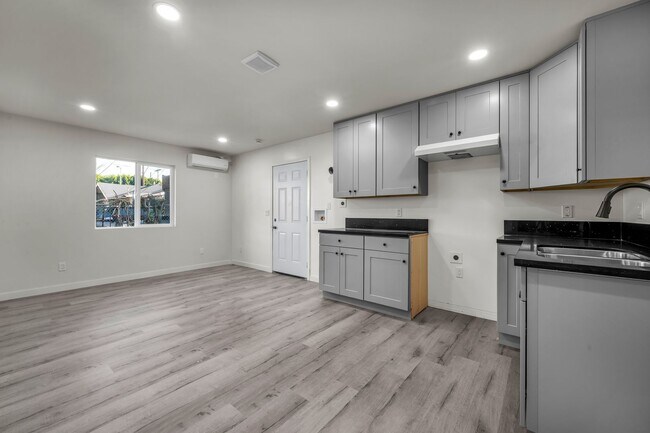 Building Photo - 5842-5840 Denver Ave