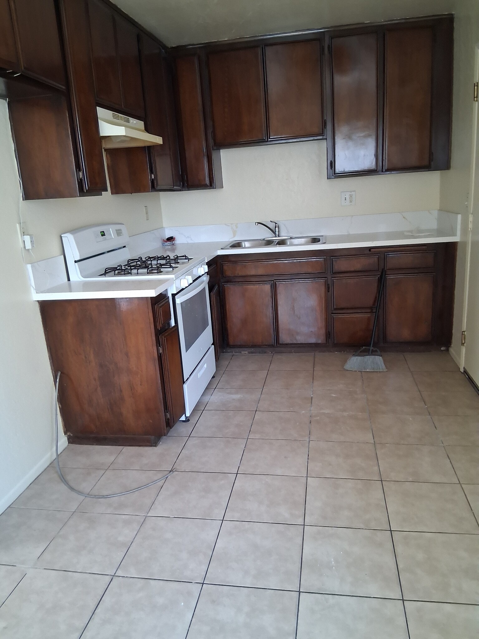 Kitchen - 21390 Laguna Rd