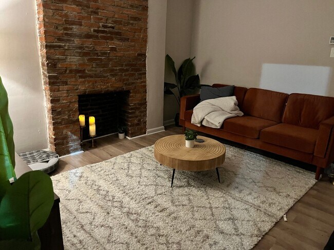 Building Photo - 2BR/1BA Townhouse in Central Northside! September 1 Move in!