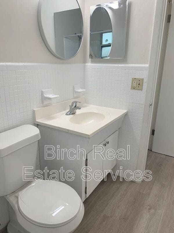 Building Photo - 204 Waverly Way