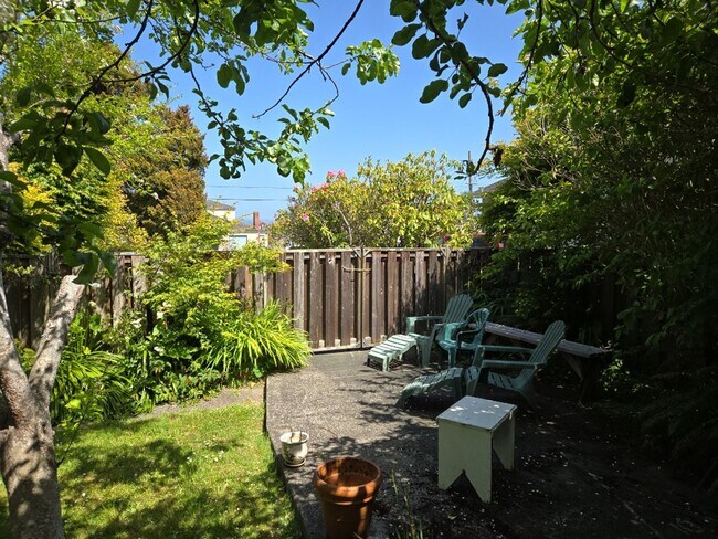 Building Photo - Spacious 4-bedroom family home features ga...