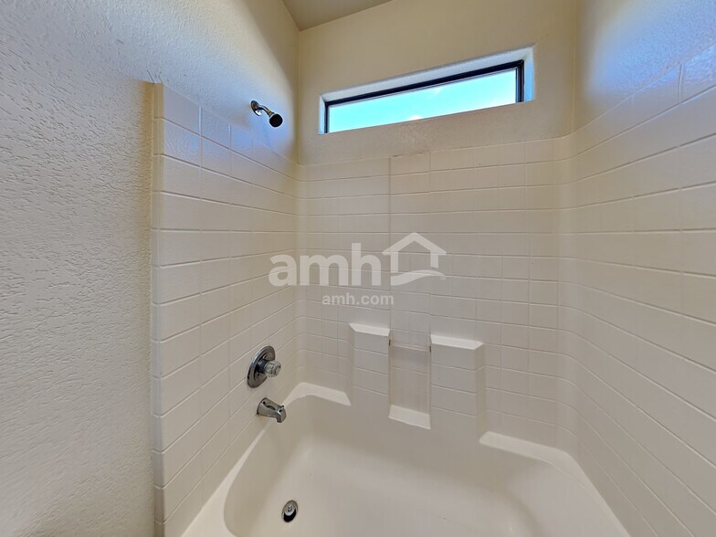 Building Photo - 614 W Mountain View Dr